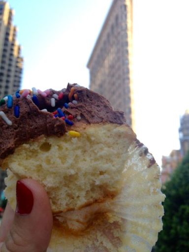 Me despido disfrutando de mi deliciosa cupcake acompañada por uno de los  edificios más bonitos de Nueva York, el Señor Flatiron